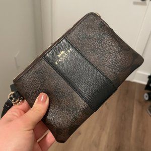 Coach Clutch Brown Classic Design